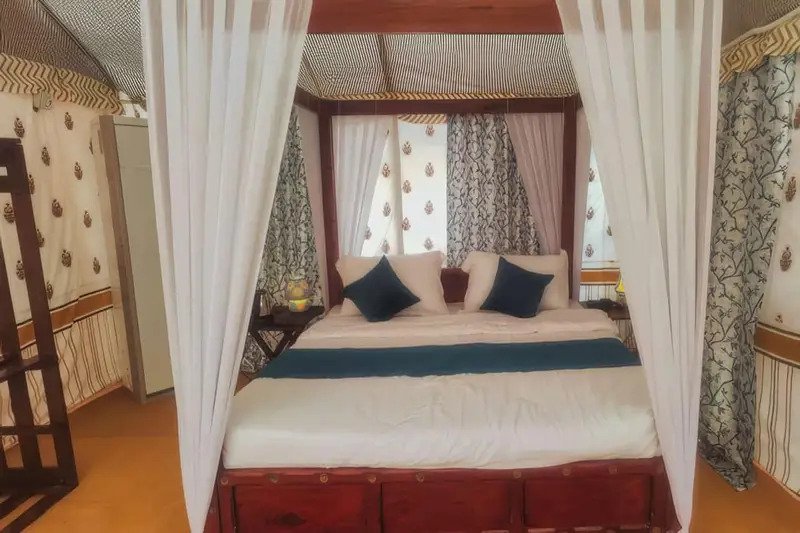 Scenic hotels in Rishikesh overlooking the Ganga River and lush Himalayan foothills, featuring riverside resorts and accommodation options in Uttarakhand.